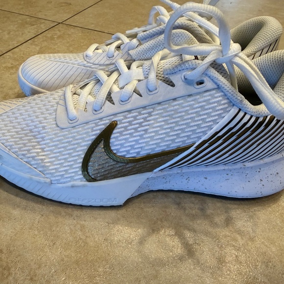 Nike Tennis/Pickle Ball Shoe - Picture 1 of 3